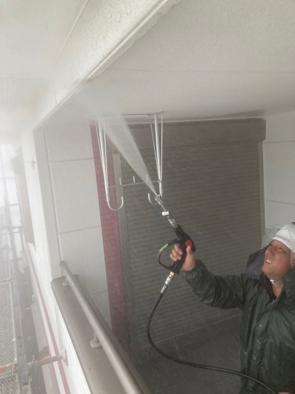 奈良市で外壁塗装前の洗浄作業中